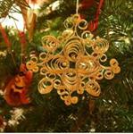 Ein mit Ornamenten geschmückter Weihnachtsbaum
