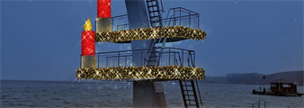 der Seewalchner Sprungturm mit Kerzen geschmückt