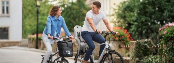 ein Mann und eine Frau auf dem Fahrrad